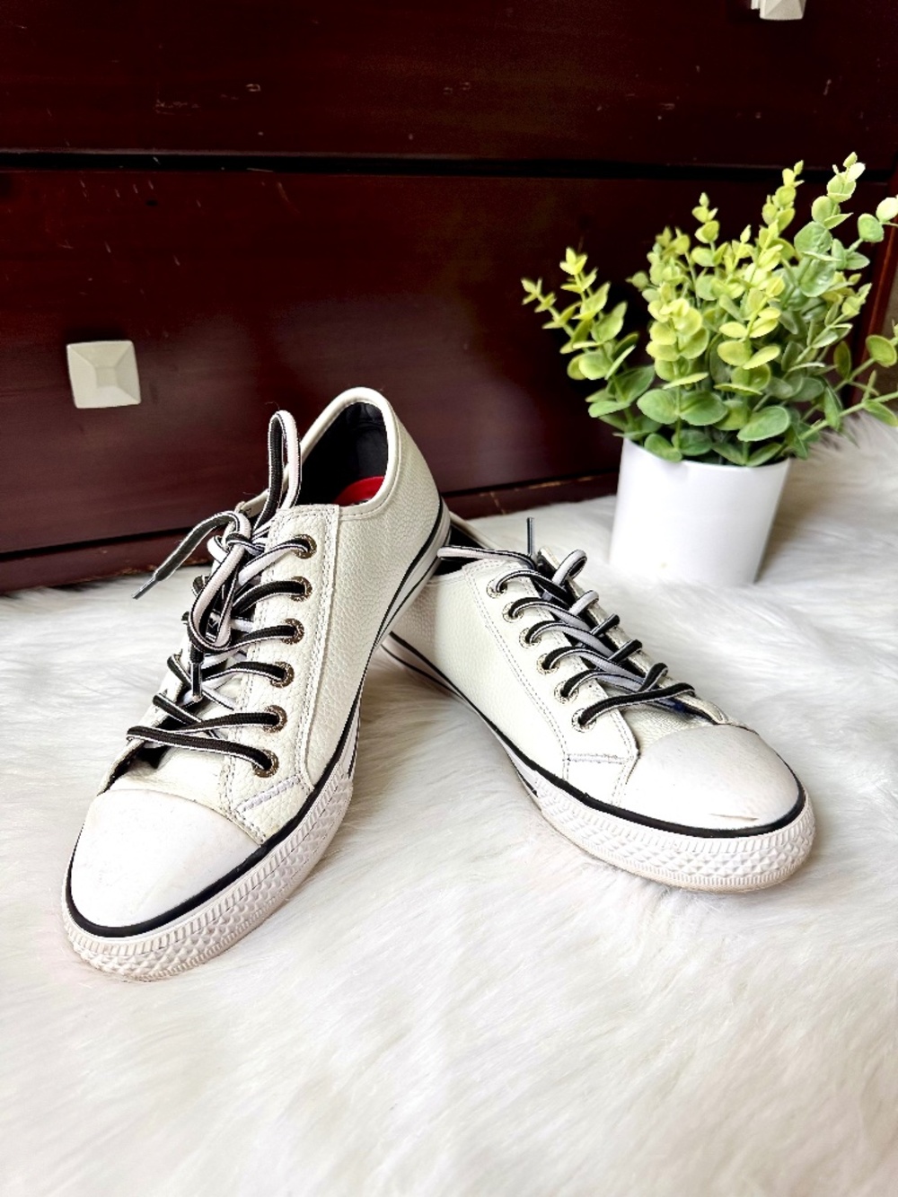 Minimalist Levi Strauss White Faux Leather Low Top Sneakers